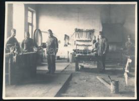 1914 Katonák eperjesi (Felvidék) vasúti műhelyben, fotó hátoldalon feliratozva, 8×10,5 cm