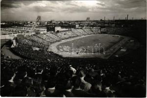 Budapest XIV. Népstadion, foci meccs, labdarúgó mérkőzés. Képzőművészeti Alap képeslap (EK)