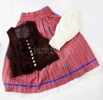 Bajor v osztrák sportalm ruha: szoknya és ing és bőr mellény