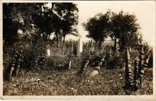 Erdőfüle, Füle, Filia (Székelyudvarhely, Odorheiu); székely temető kopjafákkal. Kovács István fényképész / Stalp funerar / Transylvanian cemetery. photo (EK)