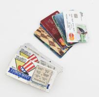 Használt kaparós sorsjegyek és bankkártyák, összesen kb. 50 db