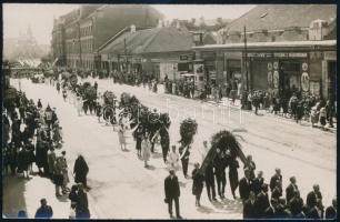 cca 1938 A kassai Fő utca: és körmenet a Szeplőtelen Szűz Mária tiszteletére. Képen látható üzletek: Eugen J. Hermann, Ducsay hentes és mészáros, Ősforrás, Bulka vendéglő és étterem, Maxim Bár, Kariko üzlete, Lion fehérnemű vállalat. Atelier Vende photo.
