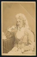 cca 1875-1880 Nőnek öltözött, női ruhát és parókát viselő férfi fotója. Vizitkártya B. Danilovic temesvári műterméből, saroktöréssel, alja vágott, 10x6,5 cm // cca 1875-1880 Photograph of a man dressed as a woman, wearing a dress and a wig. Cdv photo from the studio of B. Danilovic in Timisoara, with corner fold, cut on the bottom, 10x6.5 cm