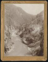 cca 1890-1900 Hegyes-sziklás tájon fekvő folyóvölgy, feltehetőleg Erdély, Békás-szoros vagy környéke. Kartonra kasírozott fotó, jelzés nélkül, kissé viseltes, foltos karton, sarkain apró lyukakkal, 26x20 cm