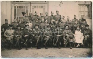 1946 Bácsalmás, a megszállás alatt, szovjet katonák csoportképe, többségükön Szovjet Gárda jelvény, Németország felett aratott győzelemért az 1941-1945-ös Honvédő Háborúban, egy-egy katonán Lenin-rend (?) és Vörös Csillag Érdemrend / group picture of Soviet soldiers. photo (non PC) (EB)