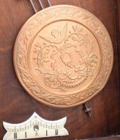 Falióra. Ingajáratos, réz súlyos, gazdagon faragott fa házzal. Szép porcelán számlappal. Jó állapotb...