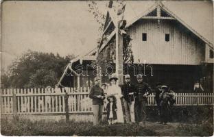 1910 Kolozsvár, Cluj; osztrák-magyar katonák a ház előtt / K.u.k. Austro-Hungarian soldiers in front of the house. photo (EK)