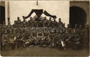 1915 Első világháborús magyar katonák csoportképe, zászlókkal / WWI K.u.k. Austro-Hungarian military, group of soldiers, Hungarian flag. photo + "K.U.K. MILITäR-ZENSURKOMMISSION" (fl)