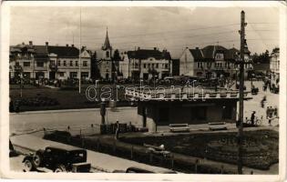 1942 Gyergyószentmiklós, Gheorgheni; Fő tér, katonai küldöttség fogadása, Idegenforgalmi Iroda, Transsylvania szálloda, posta, automobil, Sonnenklarm, Bartis Sándor üzlete, Brosz gyógyszertára, rádió és villamossági szaküzlet, lengyel vendéglő. Lőrincz István fényképész felvétele / main quare, military delegation, tourist office, hotel, post office, shops, pharmacy, restaurant (EB)