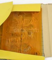 A Kis Mester - Mágneses rajzoló, kifestő, kivágó. Mágnestábla hozzá rögzíthető műanyag sablonokkal (...