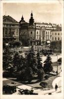 Kolozsvár, Cluj; Mátyás király tér, New York szálloda, üzletek, automobil / square, hotel, shops, automobile + "1940 Kolozsvár visszatért" So. Stpl. (gyűrődés / crease)