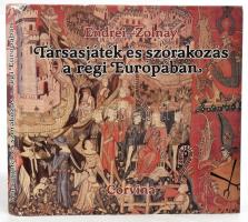 Endrei Walter- Zolnay László: Társasjáték és szórakozás a régi Európában. Bp, 1986, Corvina. Fekete-fehér és színes képekkel gazdagon illusztrálva. Kiadói egészvászon kötésben, kissé szakadt kiadói papír védőborítóban, jó állapotban.