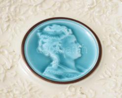 4 db majolika dísztányér, fajansz, női fej díszítéses medalionnal. jelzett XIX. sz. vége. Kisebb máz...