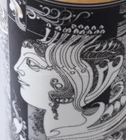 Hollóházi Szász Endre által tervezett mintával díszített porcelán váza. Matricás, jelzett, hibátlan,...