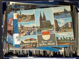 Kb. 600 db MODERN magyarországi és külföldi város és motívum képeslap vegyesen, egy nagy cipősdobozban