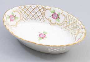 Herendi virág mintás áttört tálka. Kézzel festett, jelzett, minimális kopással 13x9,5 cm