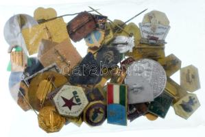 50db-os magyar és külföldi, főleg szocialista jelvényekből álló tétel T:vegyes