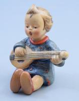 Hummel gitározó lány. Jelzett, restaurált, m: 10,5 cm