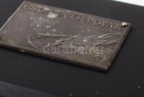 Csonka Gépgyár fém plakett (40x58 mm), kissé sérült fa talapzaton, 9,5x14,5 cm