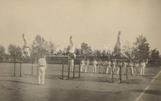 1919 Krasznaja Recska, Rjecska, Krasnaia- Rjetschka (Habarovszk, Khabarovsk); Az ekkor már amerikai fennhatóság alatt hadifogolytábor. 1919. augusztus 20. Szent István napi tornaünnepség, tornászok. Fotólap 14x9 cm Hátoldalán Stobbe Kálmán (1883-1936) építőmester, labdarúgó, a magyar válogatott edzője írásával / Saint Stephen's Day at the Japanese-Russian POW (prisoner of war) camp, military gymnasts parade, football field. photo