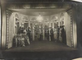 1919 Krasznaja Recska, Rjecska, Krasnaia- Rjetschka (Habarovszk, Khabarovsk); orosz, japán hadifogoly tábor. A foglyok Csárdáskirálynő előadása Fotó 24x16 cm Hátoldalán Stobbe Kálmán (1883-1936) építőmester, labdarúgó, a magyar válogatott edzője írásával / Tsardasfürstin play in the Japanese-Russian POW (prisoner of war) camp, photo