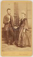 cca 1870 Házaspár portréja, keményhátú fotó Ciehulski marosvásárhelyi műterméből, hátoldalon a műterem képével, 10,5×6,5 cm