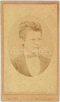 1875 Fiatalember portréja, porcelánkép utánzatú keményhátú fotó Masson of Closter pesti műterméből, hátoldalon feliratozva, 10,5×6,5 cm