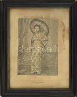 cca 1893 Japán gésa portréja, "Egy haragos szépség", feliratozva, foltos, körbevágva, kartonra ragasztva, üvegezett keretben, 14x9 cm, keret: 23x18 cm
