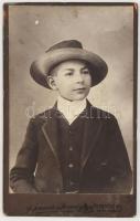 1909 Kalapos fiatalúr portréja, ajándékozási sorokkal ("Emlékül Mikitől Lupény 1909 V/18."), keményhátú fotó, Ifj. Joánovits és Sternád petrozsényi (Petrosani/Petroschen) műterméből, 10x6 cm
