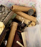 Doboznyi vegyes régi tárgy, közte mérleg, textilszél, bútorveretek, pipaszerelék, stb