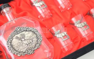 Vadász likőrös készlet, flaska és hat pohár fém vadász motívum díszítéssel, Hungary feliratú díszdob...