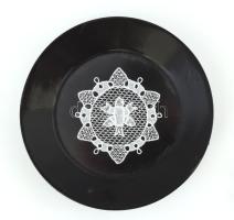 Halasi csipke, állatalakkal díszítve, üvegezett kerek keretben, hátoldalon certifikáttal, d: 5,5 cm