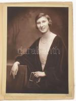 Angelo ceruzával jelzett fotója elegáns hölggyel. 19x24 cm