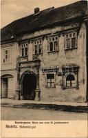 1910 Beszterce, Bistritz, Bistrita; Beutlergasse, Haus aus dem 16. Jahrhundert. Verlag C. W. Schell / utca, 16. századi ház, J. Kwasta üzlete / stretet, house from the 16th century, shop (fl)