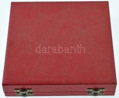 ~1960. "MSZMP Határőrségi Bizottsága" egyoldalas, öntött bronz emlékplakett eredeti tokban...