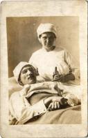 Első világháborús sebesült katona a kórházban, nővérrel / WWI K.u.k. military, injured soldier in a hospital, nurse. photo (kopott sarkak / worn corners)