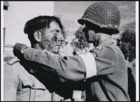 cca 1943 Robert Capa (1913-1954) (eredeti neve Friedmann Endre) magyar - francia fotóriporter felvétele (Sebesült katona ellátása), 1 db modern nagyítás, jelzés nélkül, 21x15 cm