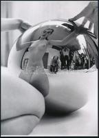 cca 1955 "Minden olyan gömbölű", Glass Zoltán (1902-1981) magyar - angol fotóművész felvétele, 1 db modern nagyítás, jelzés nélkül, 21x15 cm