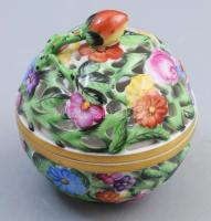 Herendi virágmintás áttört porcelán bonbonier eper fogóval, kézzel festett, jelzett, apró kopásnyomokkal, m: 8,5 cm