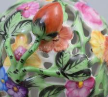 Herendi virágmintás áttört porcelán bonbonier eper fogóval, kézzel festett, jelzett, apró kopásnyomo...