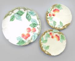 Körmöcbánya barackmintás süteménykínáló 2 darab süteményes tányérral, jelzett, kopott, erős mázrepedéssel, d: 18-27 cm