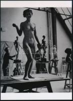 1932 Brassai (eredetileg Halász Gyula) (1899-1984) magyar - francia fotóművész felvétele (Párizs, Szobrász Akadémia), 1 db modern nagyítás, jelzés nélkül, 21x15 cm