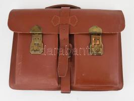 Bőrtáska, benne 11 darab rendszerváltás előtti és utáni dicsérő oklevél.