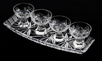 Régi 4 személyes kristály italospohár készlet, tálcán, egyik poháron kis pattogzással, m: 6,5 cm, tálca h: 28 cm