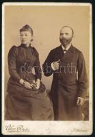 cca 1890-1900 Elegáns erdélyi házaspár fotója, keményhátú kabinetfotó Alexander Rosu besztercei (Bistritz / Bistrita) műterméből, 16,5x11 cm