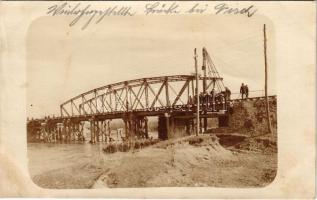 Vis, Visch; WWI military, German soldiers building a bridge. photo (fl)