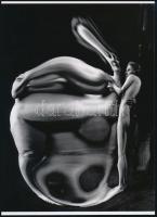 1933 Kertész Andor (később André Kertész) (1894-1985) magyar (később francia majd amerikai) fotóművész felvétele (Torzítás című sorozatából), 1 db modern nagyítás, jelzés nélkül, 21x15 cm