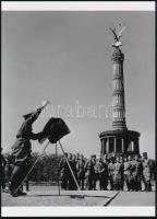 cca 1945 Robert Capa (1913-1954) (eredeti neve Friedmann Endre) magyar - francia fotóriporter felvétele (orosz katonák fotózkodnak Berlinben) 1 db modern nagyítás, jelzés nélkül, 21x15 cm