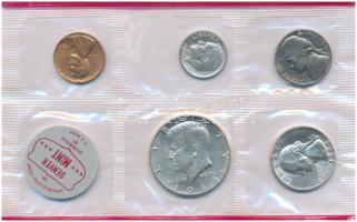 Amerikai Egyesült Államok 1964D 1c-1/2$ (5xklf) benne 1/2$ Ag "Kennedy" + "Denver" zseton forgalmi sor lezárt fóliatokban T:UNC,AU USA 1964D 1 Cent - 1/2 Dollar Ag "Kennedy" (5xdiff) + "Denver" jeton coin set in enclosed foil packing C:UNC,AU