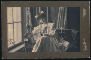 cca 1910 Fiatal lány távol-keleti jellegű öltözetben és hajviselettel, "Stefike" aláírással, keményhátú fotó Gyulai Ferenc erdélyi fényképész (Sepsiszentgyörgy, Csíkszereda, Előpatak) műterméből, a karton szélén kis sérülésekkel, 16,5x25 cm